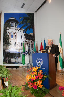 José Manuel Cabra de Luna en la imposición de la Medalla de Oro de la Universidad de Málaga a la Universidad de Granada. Paraninfo. Diciembre de 2016