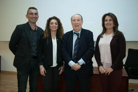 Foto de grupo tras la conferencia de José María Gay de Liébana "La economía y las cuentas del fútbol europeo". Paraninfo. Abril de 2016