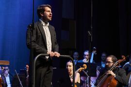 José Luis López Antón dirige la Orquesta Sinfónica de Málaga. Concierto Conmemorativo del 50 Aniversario de la Universidad de Málaga. Auditorio Edgar Neville, Málaga. Junio de 2022