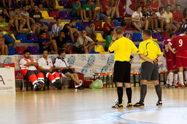 Árbitros y asistentes médicos. Partido clasificatorio entre Club Deportivo UMA Antequera y Universidad de Géneve de Suiza. IX Campeonato de Europa Universitario de Fútbol Sala. Antequera. Julio de 2013