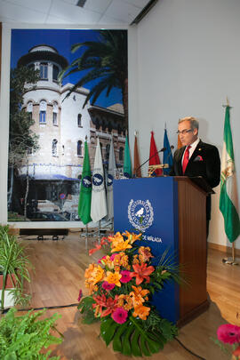 Miguel Porras en la imposición de la Medalla de Oro de la Universidad de Málaga a la Universidad de Granada. Paraninfo. Diciembre de 2016