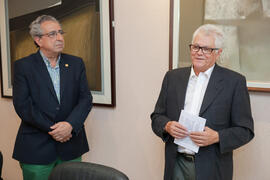 Juan de Dios Mellado y José Ángel Narváez. Firma del convenio para la donación del archivo fotográfico y la colección completa del Diario 16. Facultad de Ciencias Económicas y Empresariales. Marzo de 2015