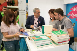 José Ángel Narváez en el estand de Publicaciones y Divulgación Científica. Jornadas de Puertas Abiertas de la Universidad de Málaga. Complejo Polideportivo Universitario. Abril de 2018