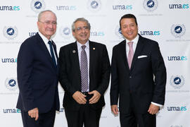 Francisco de la Torre, Álex Mejía y José Ángel Narváez. Presentación del Centro Internacional de Autoridades y Líderes. Edificio del Rectorado. Julio de 2018