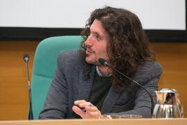 Diego García Peinazo. Conferencia de Miguel Ríos "La música como testimonio de la Transición" del ciclo "Historia, documentos y sociedad". Edificio del Rectorado. Abril de 2019
