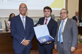 Entrega del premio al mejor expediente académico de Grado a Gonzalo García Martí. Celebración del 50 Aniversario de la Facultad de Medicina de la Universidad de Málaga. Facultad de Medicina. Octubre de 2022