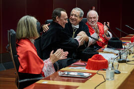 Abrazo entre rectores. Entrega de la Medalla de Oro de la Universidad de Córdoba a la Universidad de Málaga. Córdoba. Junio de 2022