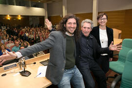 Diego García Peinazo, María José de la Torre y Miguel Ríos tras su conferencia "La música como testimonio de la Transición" del ciclo "Historia, documentos y sociedad". Edificio del Rectorado. Abril de 2019