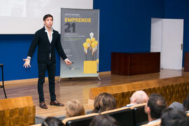 David Meca pronuncia su conferencia "Gestión del talento". Seminario "Emprende 21". Paraninfo. Noviembre de 2017
