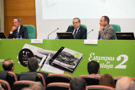 Carlos Sánchez, José ángel Narváez y Manuel Castillo en la presentación del coleccionable de Diario Sur "Estampas de Málaga 2". Edificio del Rectorado. Septiembre de 2016