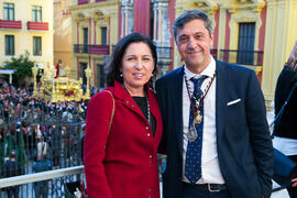 Beatriz Lacomba y Juan Teodomiro López. Acto de la Hermandad de los Estudiantes en la Catedral. Plaza del Obispo, Málaga. Marzo de 2018