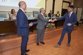 Entrega del premio al mejor expediente académico de Grado a Pedro Fernández Martín. Celebración del 50 Aniversario de la Facultad de Medicina de la Universidad de Málaga. Facultad de Medicina. Octubre de 2022
