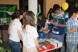 Venta de libros en la fiesta del Día del Español. Centro Internacional de Español de la Universidad de Málaga. Junio de 2016