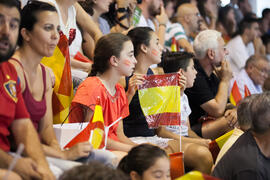Niño en la grada. Partido Rumanía - España. Categoría femenina. Campeonato del Mundo Universitario de Balonmano. Antequera. Julio de 2016