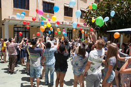 Suelta de globos en la fiesta del Día del Español. Centro Internacional de Español de la Universidad de Málaga. Junio de 2016