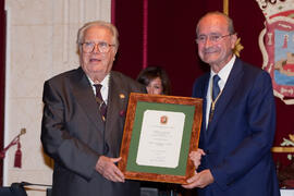 Entrega del título de Hijo Predilecto a Eugenio Chicano. Ayuntamiento de Málaga. Octubre de 2014