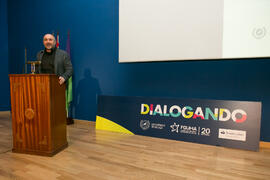 Eugenio José Luque presenta la conferencia "Dialogando" con Marta Flich. Paraninfo. Noviembre de 2017