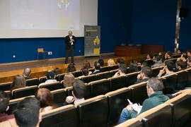 Eugenio José Luque presenta la conferencia de Josef Ajram "¿Dónde está el límite?". Seminario "Emprende 21". Paraninfo. Noviembre de 2017
