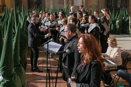 Coro Oficial de la Universidad de Málaga. Acto de la Hermandad de los Estudiantes en la Catedral. Plaza del Obispo, Málaga. Abril de 2019