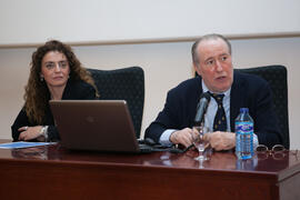 Macarena Parrado Gallardo y José María Gay en su conferencia "La economía y las cuentas del fútbol europeo". Paraninfo. Abril de 2016