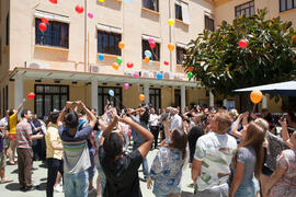 Suelta de globos en la fiesta del Día del Español. Centro Internacional de Español de la Universidad de Málaga. Junio de 2016