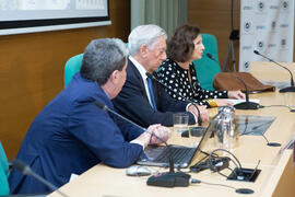 Juan Manuel Bonet, Mario Vargas Llosa y Guadalupe Fernández Ariza. Curso "La ciudad como arquetipo. Literatura, historia y arte. Europa y América". Edificio del Rectorado. Septiembre de 2018