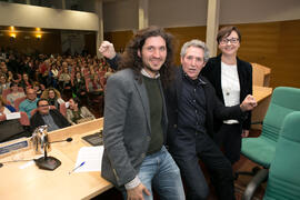 Diego García Peinazo, María José de la Torre y Miguel Ríos tras su conferencia "La música como testimonio de la Transición" del ciclo "Historia, documentos y sociedad". Edificio del Rectorado. Abril de 2019