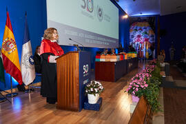 Magdalena Martín da lectura a la "Laudatio". Investidura de nuevos doctores por la Universidad de Málaga. Paraninfo. Junio de 2022