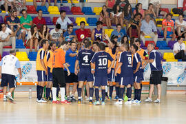 Manuel Luiggi hablando con sus jugadores. Partido clasificatorio entre Club Deportivo UMA Antequera y Universidad de Géneve de Suiza. IX Campeonato de Europa Universitario de Fútbol Sala. Antequera. Julio de 2013