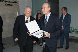 Entrega de placa conmemorativa. Inauguración de la plaza Pintor Eugenio Chicano. Málaga. Noviembre de 2016