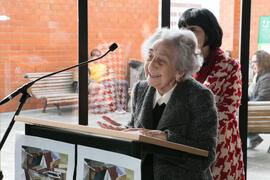 Intervención de la madre del artista. Presentación de la instalación "Biblioteca de Babel XIII", de José Ignacio Díaz Rábago. Biblioteca General. Enero de 2018