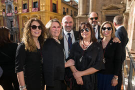 Foto de grupo. Acto de la Hermandad de los Estudiantes en la Catedral. Plaza del Obispo, Málaga. Abril de 2019