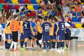 Manuel Luiggi hablando con sus jugadores. Partido clasificatorio entre Club Deportivo UMA Antequera y Universidad de Géneve de Suiza. IX Campeonato de Europa Universitario de Fútbol Sala. Antequera. Julio de 2013