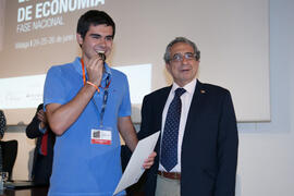 Entrega del primer premio a Martín Montilla. Entrega de premios en el Paraninfo de la Universidad de Málaga. Olimpiada Española de Economía, Fase Nacional. Junio de 2015