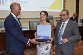 Entrega del premio al mejor expediente académico de Grado a Paloma Gallego Fuentes. Celebración del 50 Aniversario de la Facultad de Medicina de la Universidad de Málaga. Facultad de Medicina. Octubre de 2022
