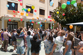 Suelta de globos en la fiesta del Día del Español. Centro Internacional de Español de la Universidad de Málaga. Junio de 2016