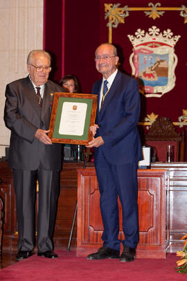 Entrega del título de Hijo Predilecto a Eugenio Chicano. Ayuntamiento de Málaga. Octubre de 2014