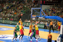 Jugada de baloncesto. Homenaje del Unicaja Baloncesto a la Facultad de Económicas en su 50 Aniversario. Palacio de Deportes José María Martín Carpena. Mayo de 2015