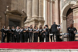 Coro Oficial de la Universidad de Málaga. Acto de la Hermandad de los Estudiantes en la Catedral. Plaza del Obispo, Málaga. Abril de 2019