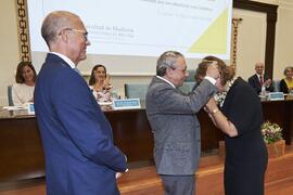 Entrega de la Medalla de Oro de la Facultad de Medicina de la Universidad de Málaga a Yolanda García Calvente en la celebración de su 50 Aniversario. Facultad de Medicina. Octubre de 2022