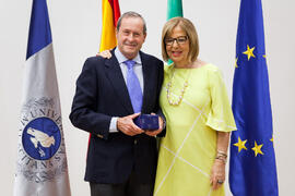Retrato con la rectora en el homenaje a los jubilados y al personal que cumple 25 años de servicio en la UMA. Paraninfo. Mayo 2015