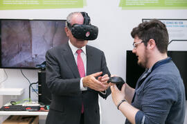 Francisco de la Torre con gafas de realidad virtual. I Workshop Red de Cátedras Estratégicas. Edificio de Tabacalera. Mayo de 2018