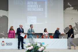 Reconocimiento especial a Carmen de Vivero de Porras por su promoción como profesora permanente laboral en la Facultad de Marketing y Gestión. Campus de Teatinos. Junio de 2025