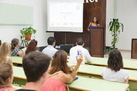 Intervención de una alumna. Graduación del alumnado del CIE de la Universidad de Málaga. Centro Internacional de Español. Julio de 2015