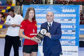Entrega de trofeo. Ceremonia de clausura del Campeonato del Mundo Universitario de Balonmano. Antequera. Julio de 2016