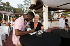 Firma de libros de César Brandon. Festival benéfico en los Baños del Carmen. Cursos de Verano de la Universidad de Málaga. Málaga. Julio de 2018