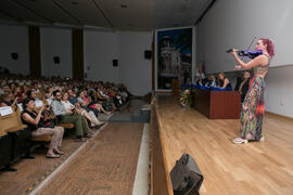 Actuación de Annya. Graduación y clausura del curso del Aula de Mayores de la Universidad de Málaga. Paraninfo. Junio de 2017