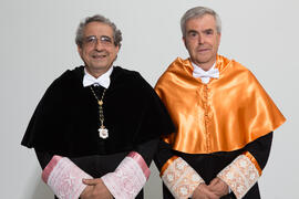 Retrato de José Ángel Narváez y José Emilio Navas previo a su investidura como Doctor "Honoris Causa" por la Facultad de Ciencias Económicas y Empresariales de la Universidad de Málaga. Edificio del Rectorado. Abril de 2017