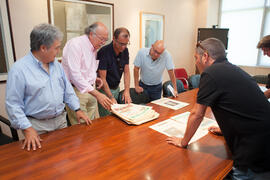 Momentos posteriores a la firma del convenio para la donación del archivo fotográfico y la colección completa del Diario 16. Facultad de Ciencias Económicas y Empresariales. Marzo de 2015