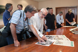 Momentos posteriores a la firma del convenio para la donación del archivo fotográfico y la colección completa del Diario 16. Facultad de Ciencias Económicas y Empresariales. Marzo de 2015